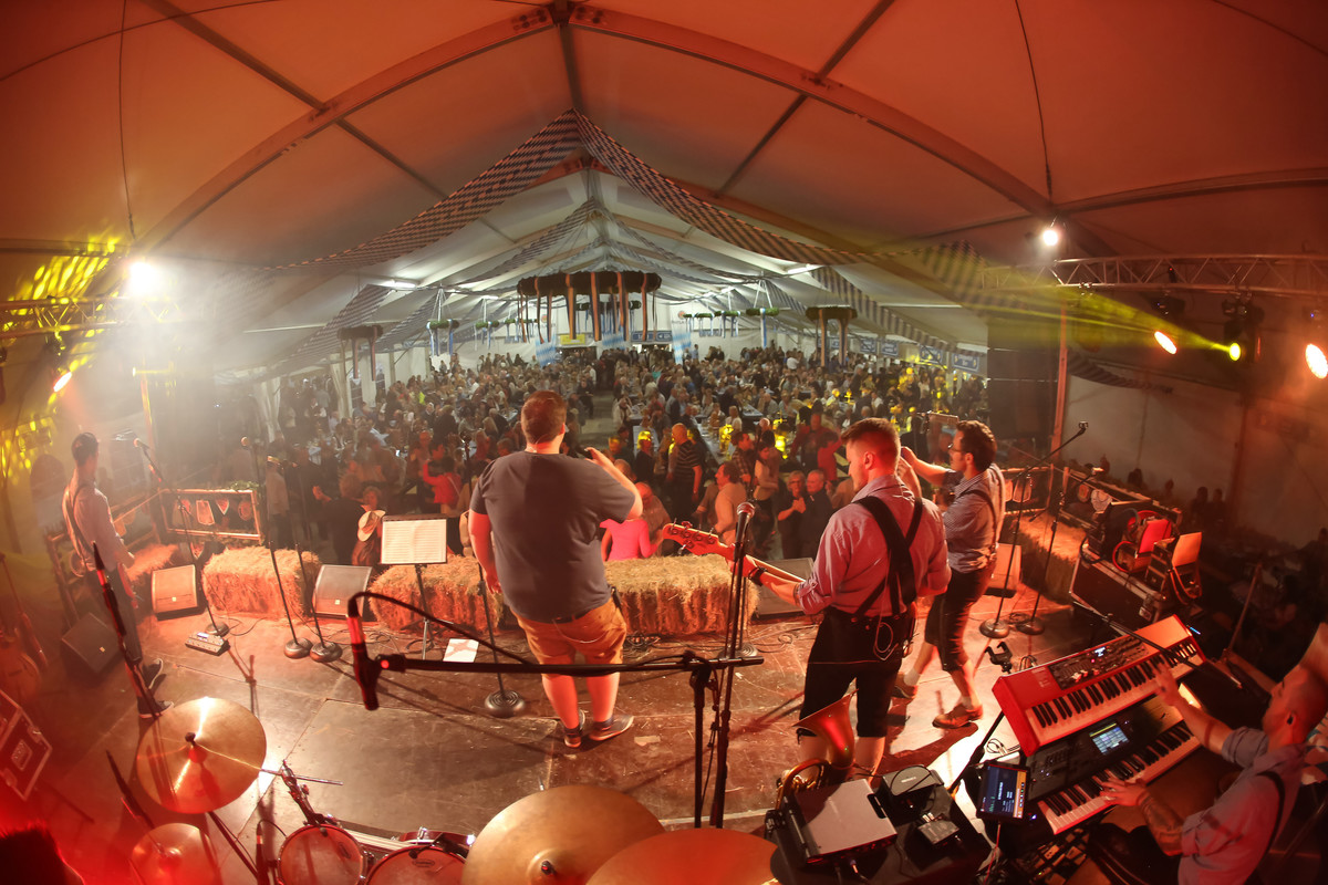 Napolnjen šotor na oktoberfestu Porsche Koper