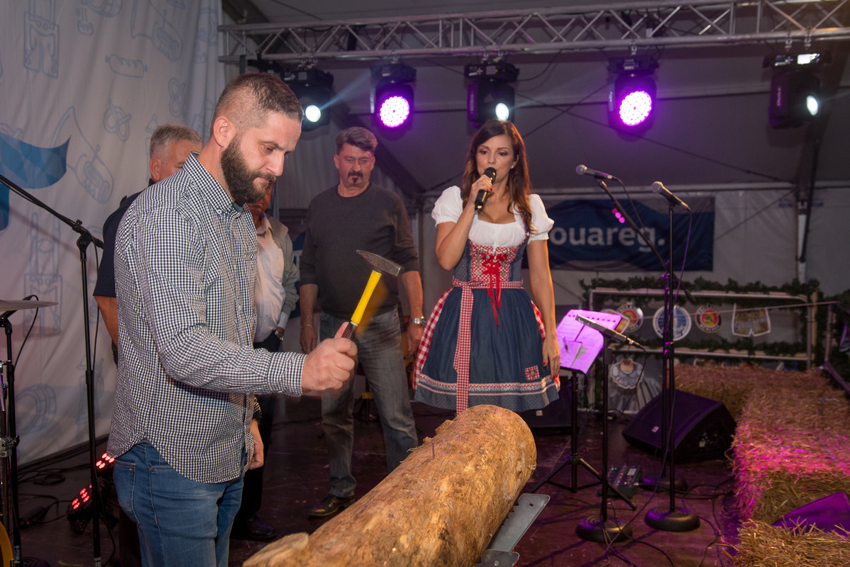 Igra - zabijanje žebljev na Oktoberfestu